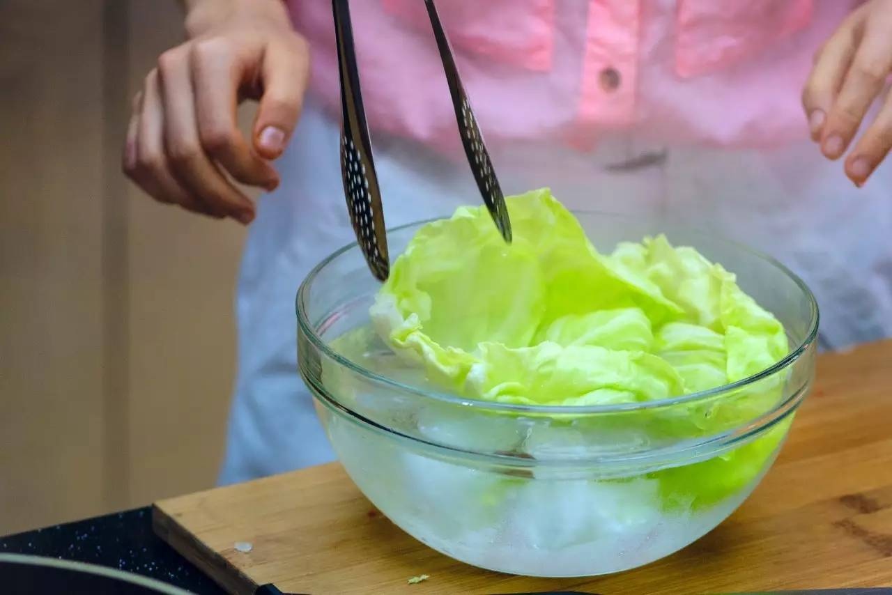 萝卜与生菜沙拉制作过程
