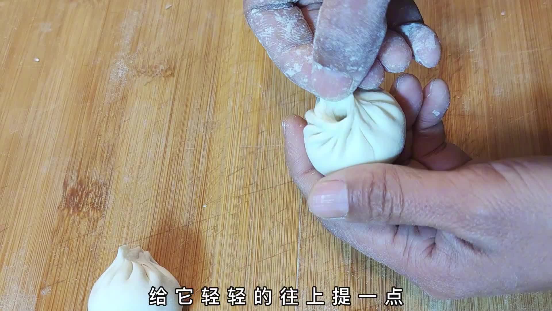 手工包制红皮萝卜包子的过程特写