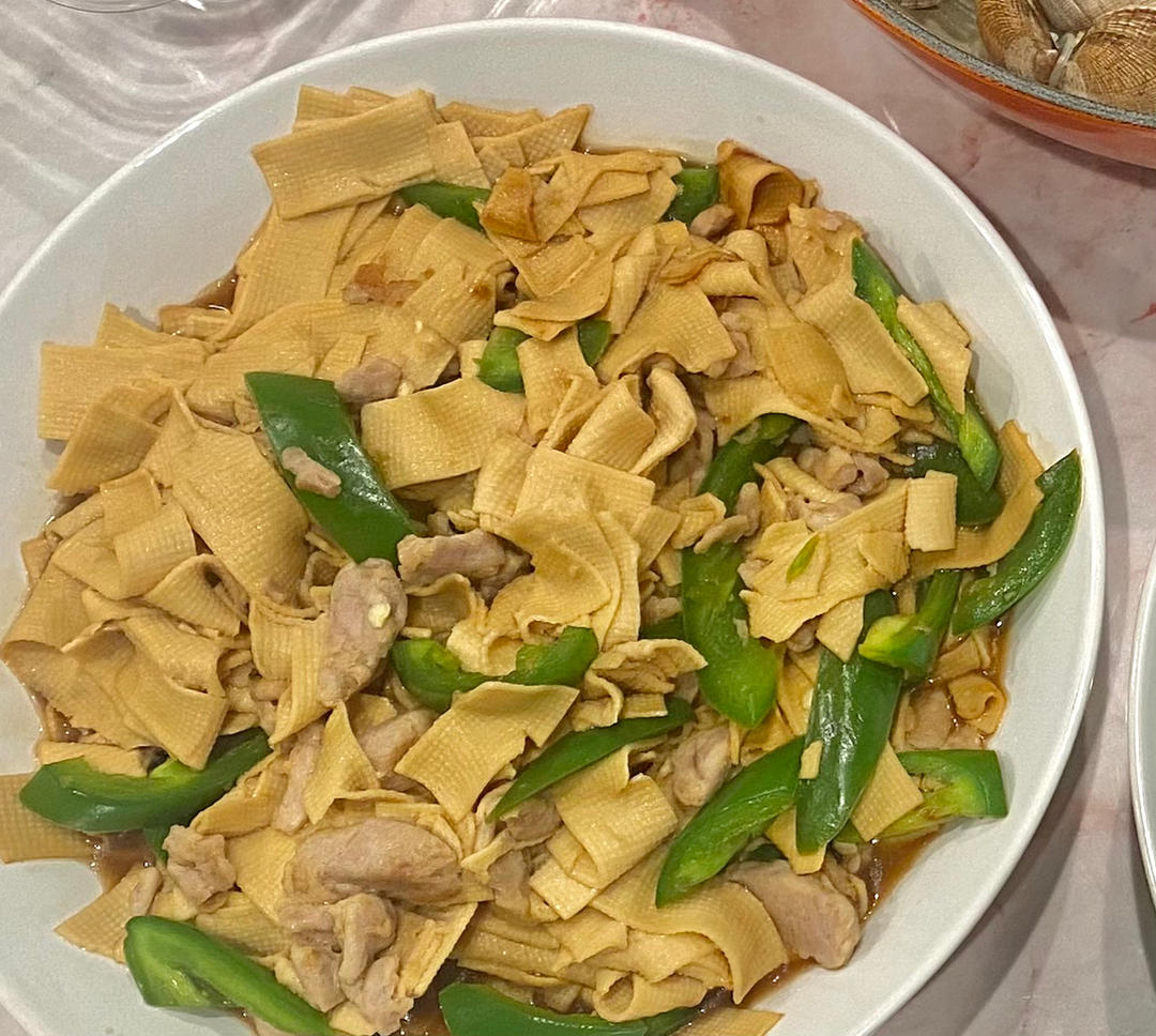 锅中豆皮与尖椒翻炒中,香气四溢 豆皮与尖椒翻炒过程