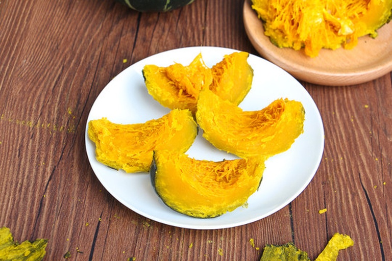 一堆成熟的老南瓜整齐摆放在木质桌面上,光线柔和,突出南瓜的色泽与质感,适合用于展示优质南瓜的外观特征 老南瓜堆放在木桌上,背景为秋日田园风光,南瓜表皮呈深橘黄色,表面有自然纹理