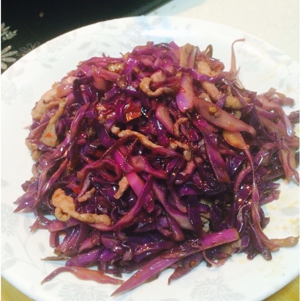 一盘色泽鲜艳、香气扑鼻的紫甘蓝炒肉盛放在白色盘中 紫甘蓝炒肉成品图