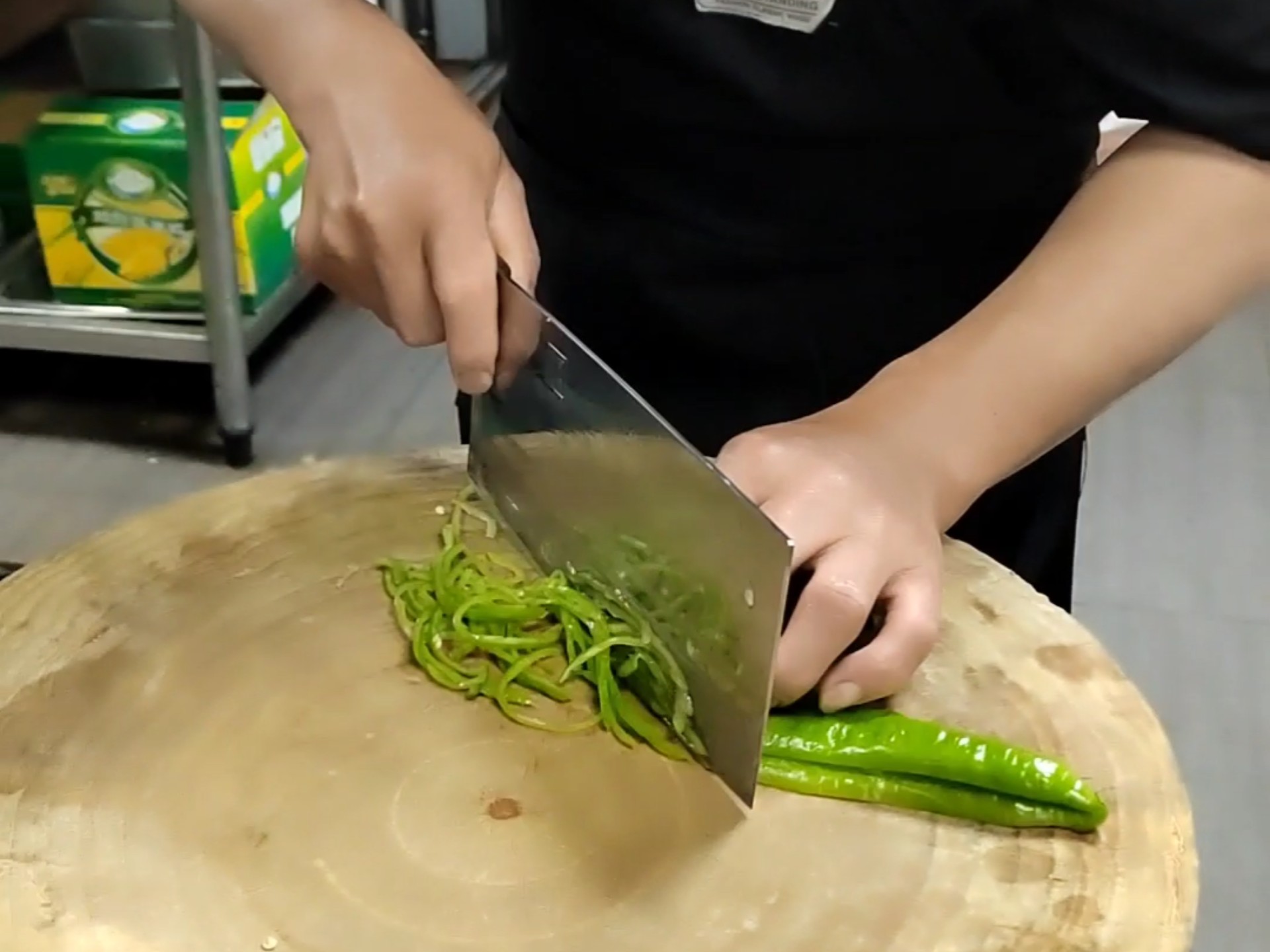 厨师手工剁辣椒的动态瞬间,强调传统工艺与新鲜食材的结合,突出制作过程的真实感 一位厨师正在案板上手工剁碎红色小米椒,手部特写,刀工精细,辣椒汁液飞溅