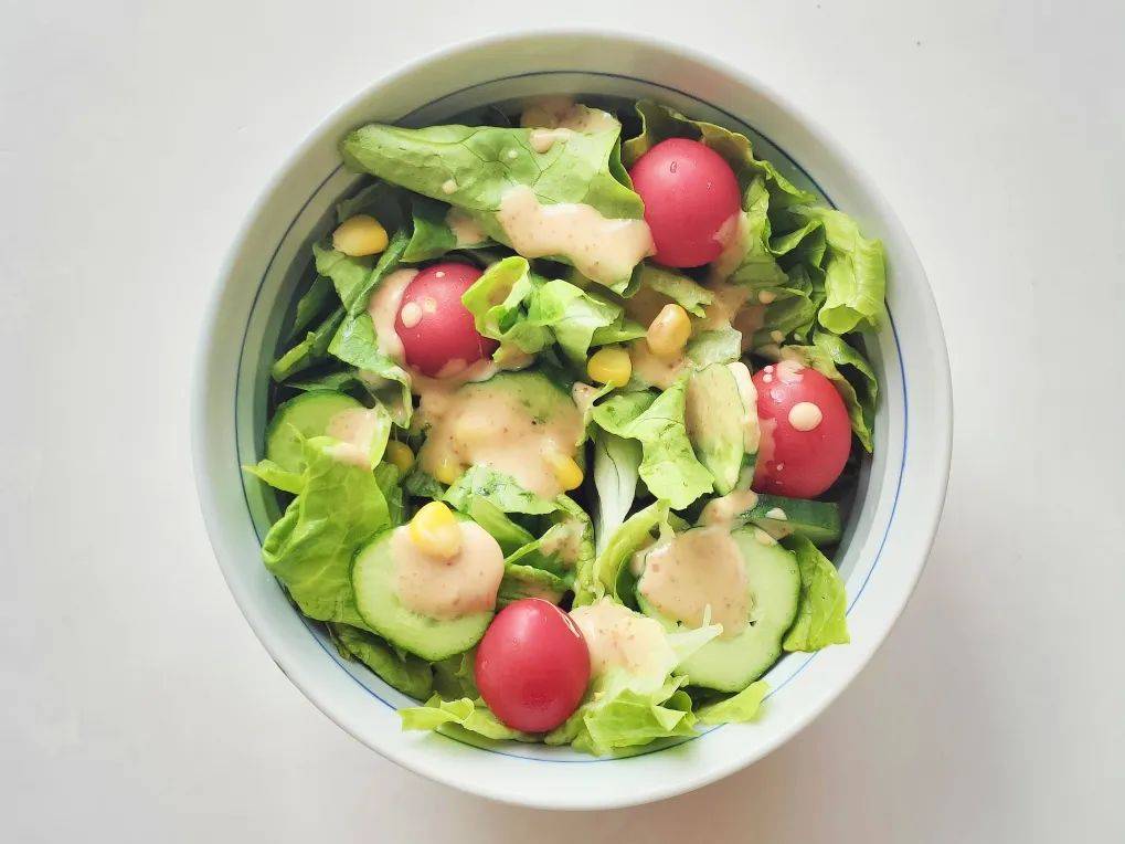 水果玉米制作的彩色沙拉盘