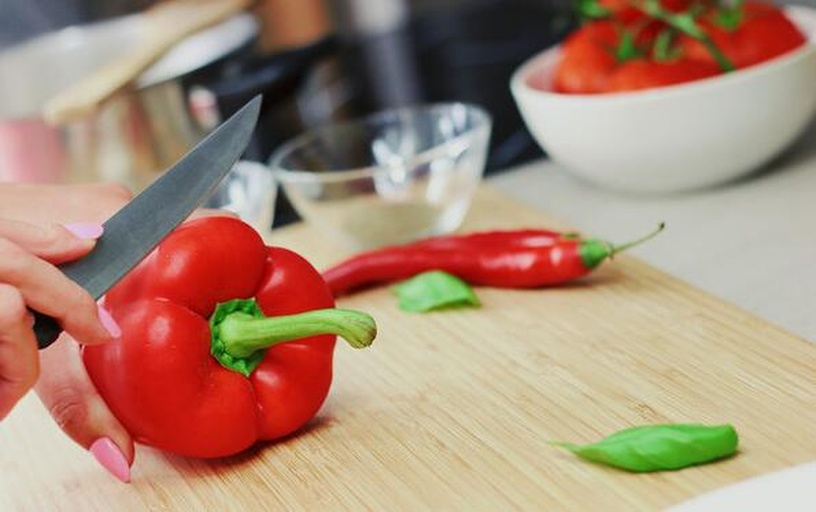 家庭厨房使用红椒场景