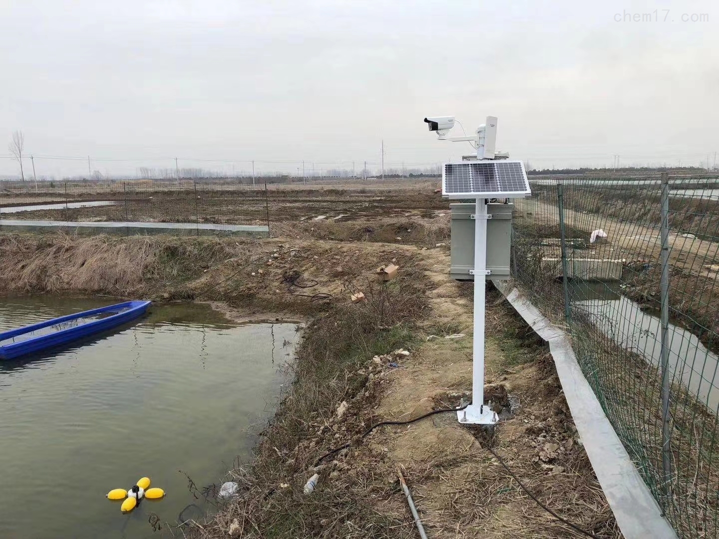 大闸蟹养殖场技术人员进行水质检测
