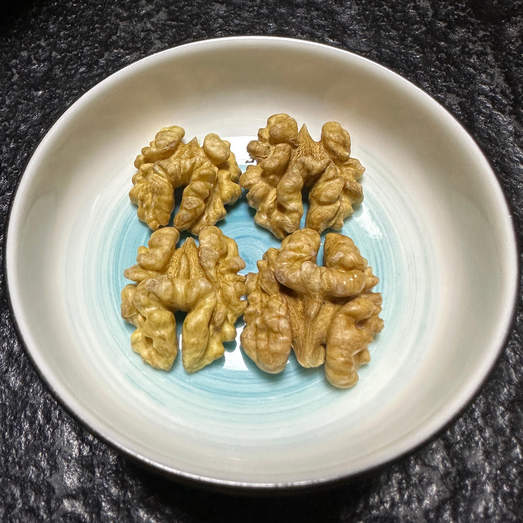 一碗去壳的核桃仁特写