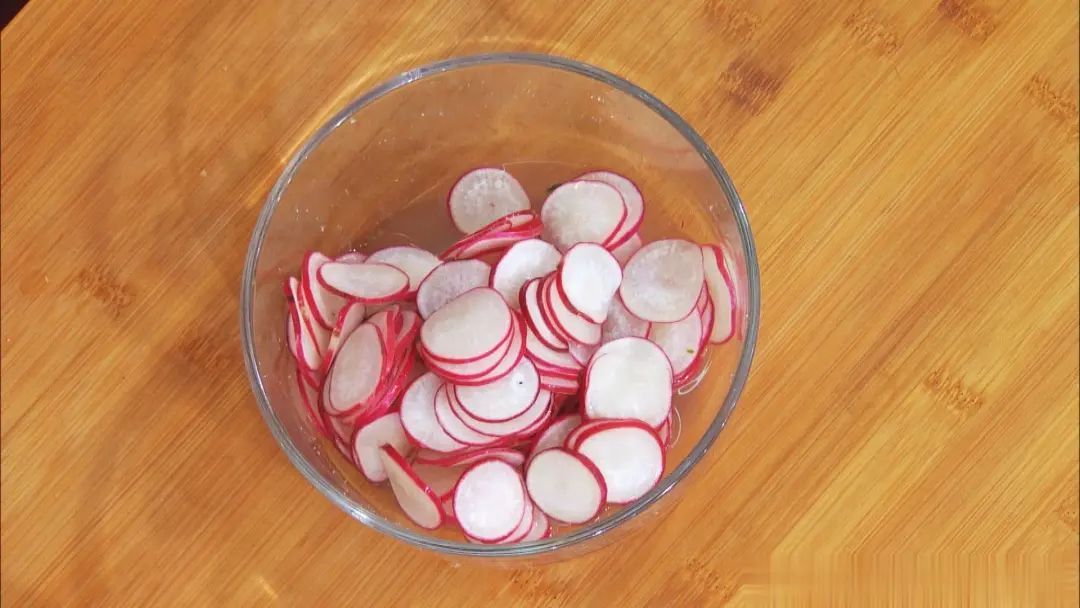 厨房中正在处理红皮萝卜的场景