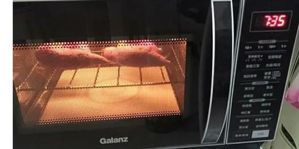 微波炉内正在加热烟薯的场景