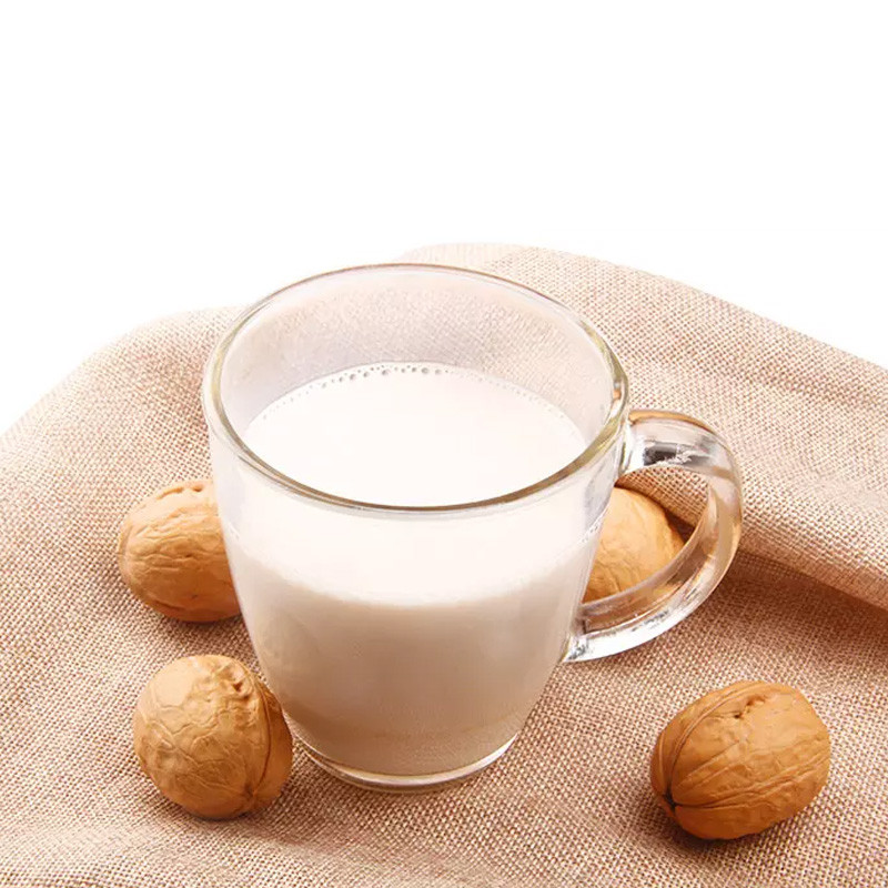 核桃仁去皮后用于制作健康饮品的场景图