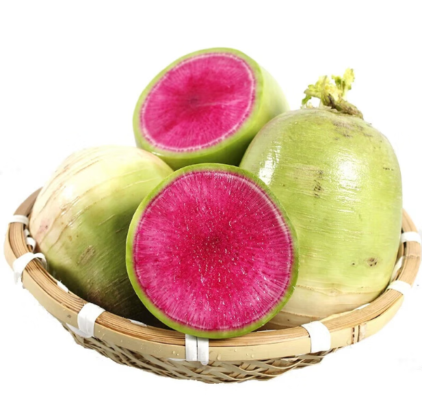 展示红皮白心萝卜与胡萝卜、白菜等蔬菜一起摆放在菜篮中的场景 红皮白心萝卜与其他蔬菜的搭配展示