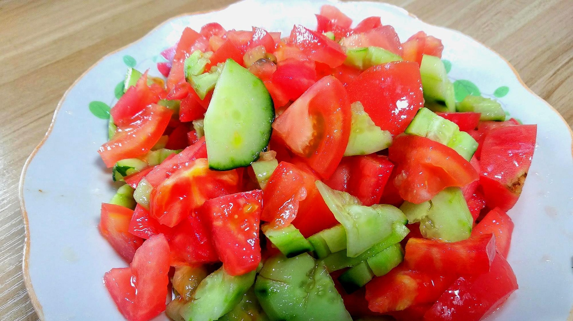 新鲜黄瓜与西红柿拼盘,展示其自然色彩与清脆质感 黄瓜西红柿拼盘