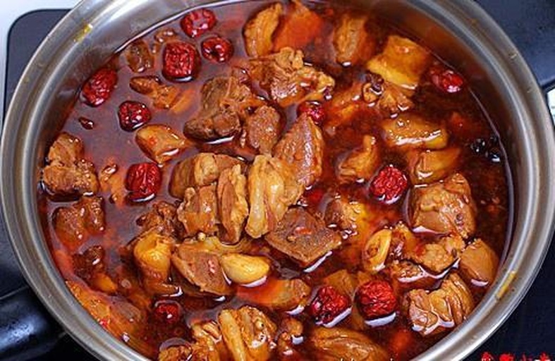 一碗色泽红亮的鹿鞭红烧肉,旁边配有米饭和枸杞点缀 鹿鞭红烧肉成品展示