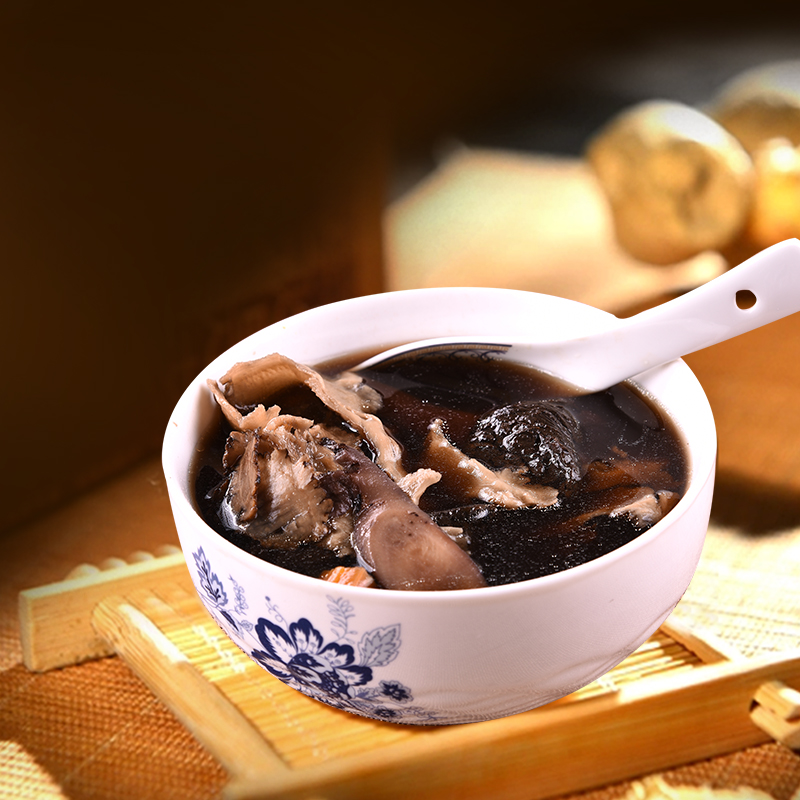 成品汤品色泽清亮,黑木耳与排骨搭配,营养美味 成品图:黑木耳煮排骨汤品