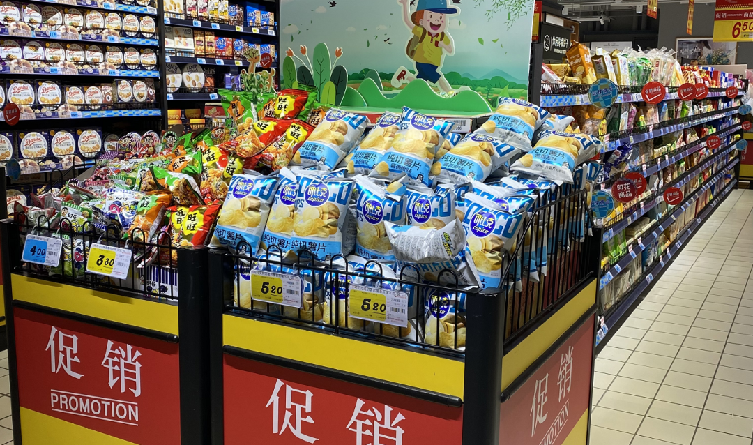 展示商薯19在农贸市场或超市货架上的销售场景,包装整齐,消费者挑选购买 商薯19在市场销售场景