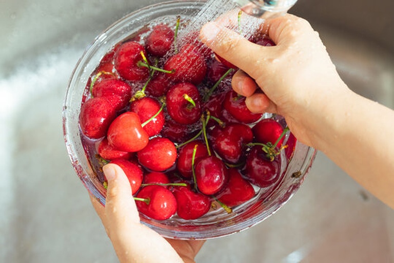 家庭清洗桃子场景图