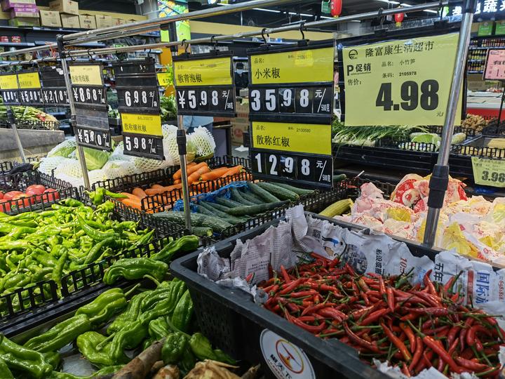 超市货架上的泡椒竹笋商品陈列