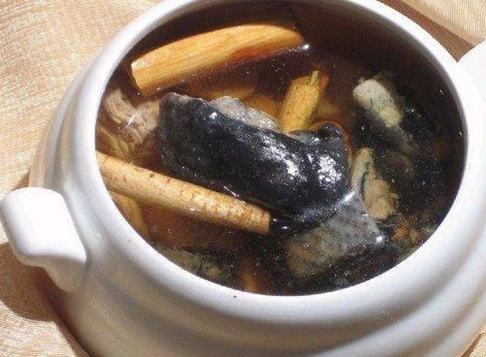 山茱萸熟地黄炖乌鸡汤成品图