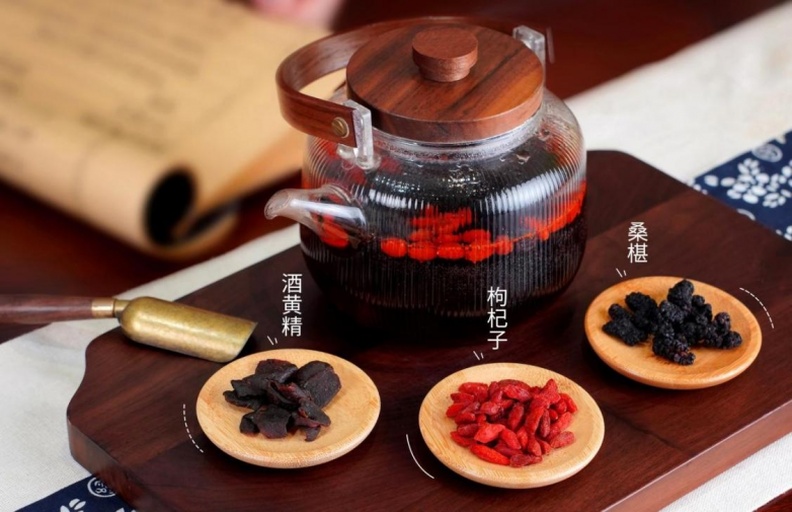 温热的人参桑葚酒倒入陶瓷小杯场景