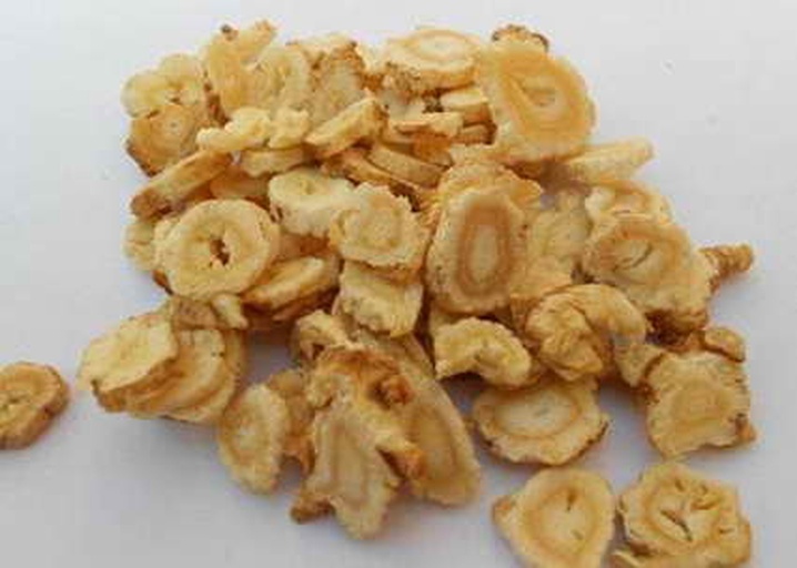 展示不同参龄西洋参切片,标注4年、5年字样,清晰展示纹理和颜色 西洋参切片与参龄标识