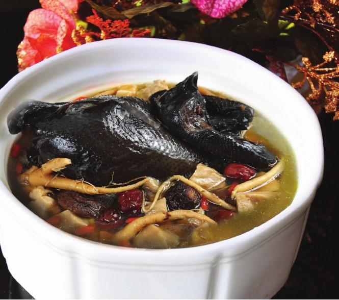 沙参党参乌鸡汤成品图,汤色清澈,乌鸡肉质鲜嫩 沙参党参乌鸡汤成品图