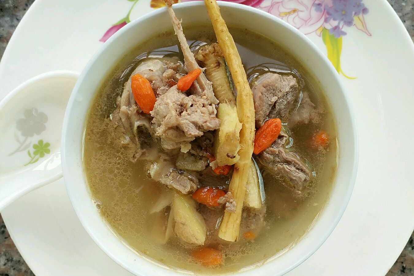 鹿鞭炖汤场景图