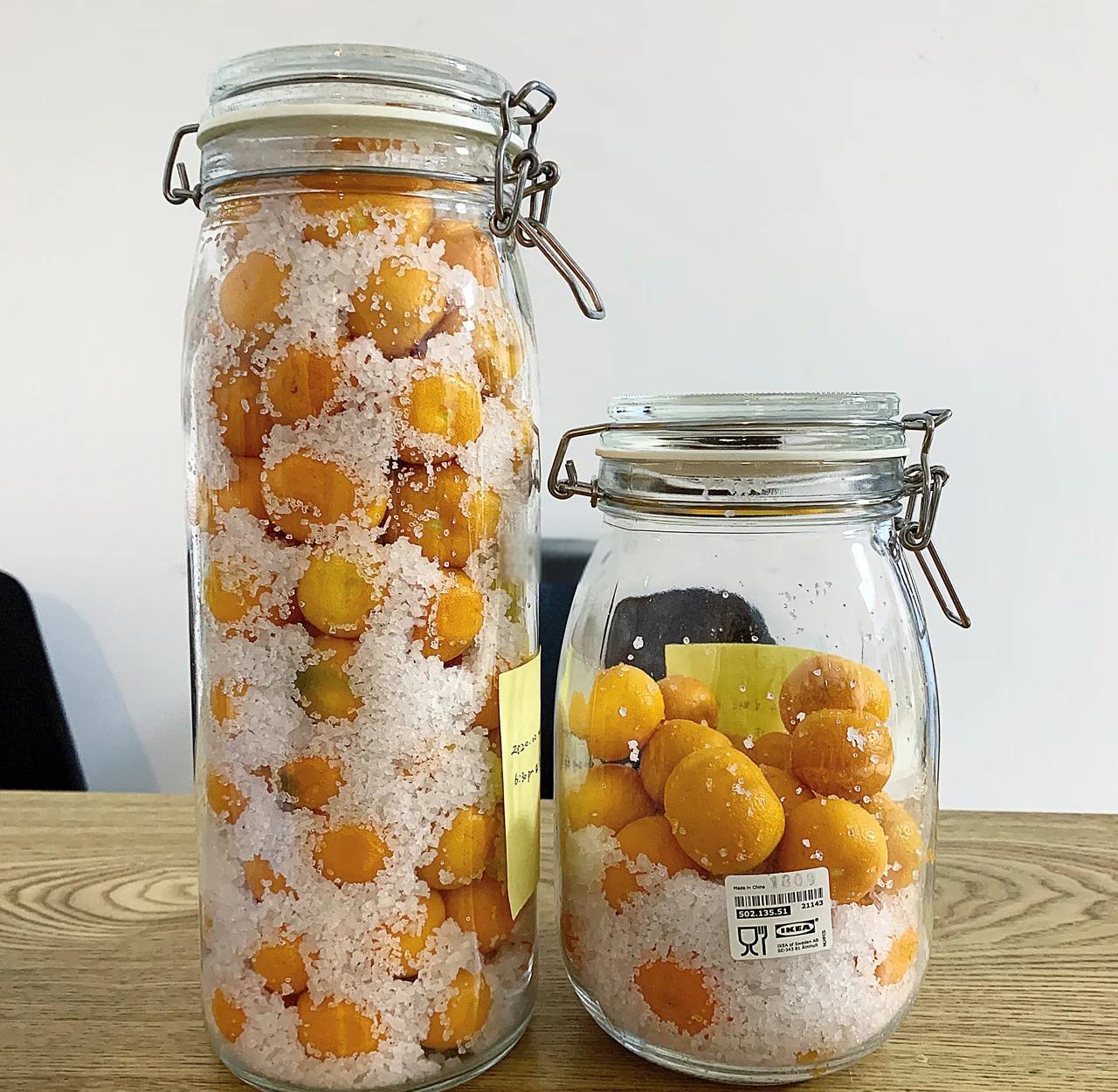 金桔干放入密封罐中保存