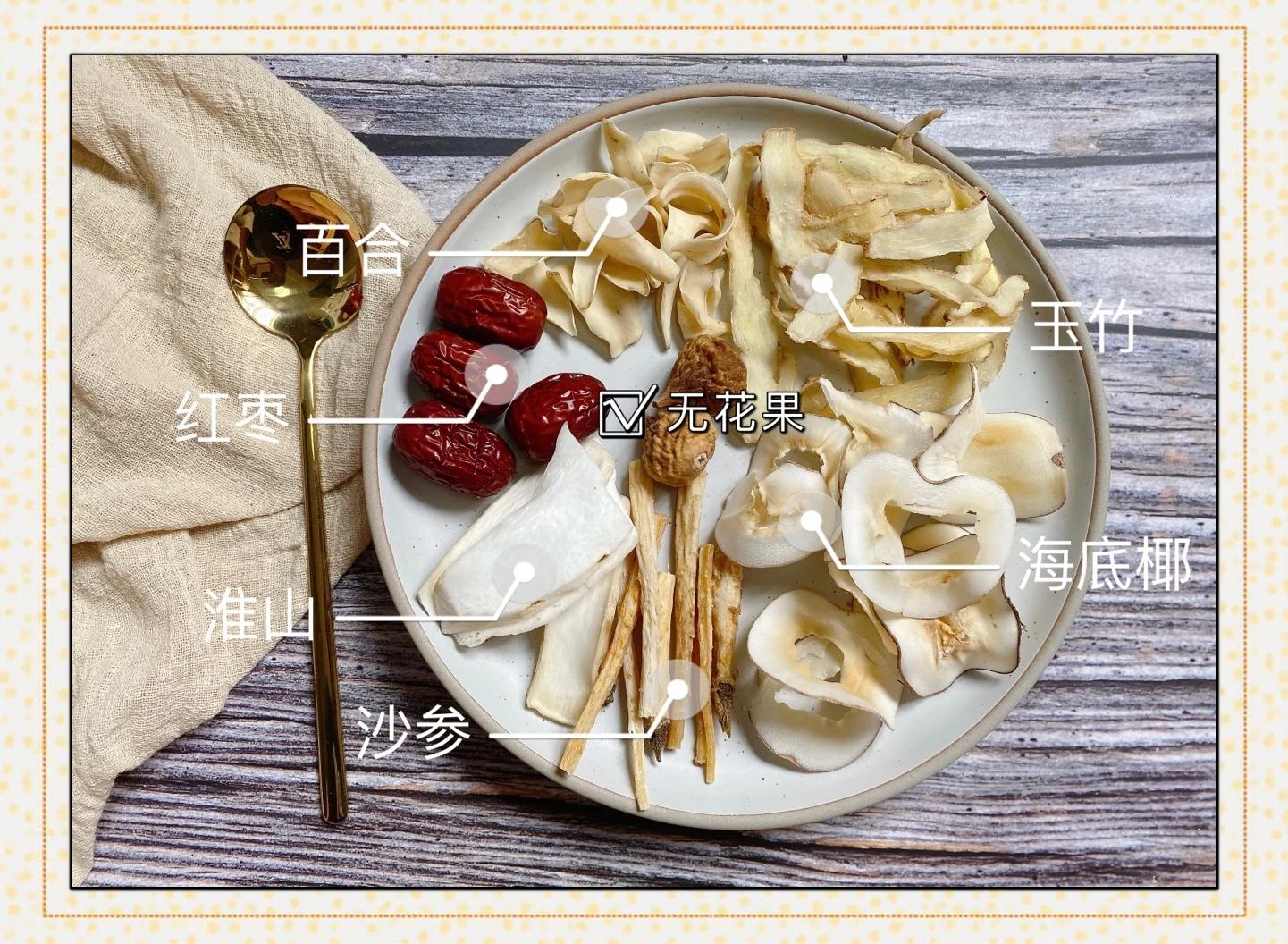 图片说明:图中展示了适合女性经期食用的食材,包括百合、红枣、枇杷叶和蜂蜜,背景为温暖的厨房环境 女性经期食疗食材图