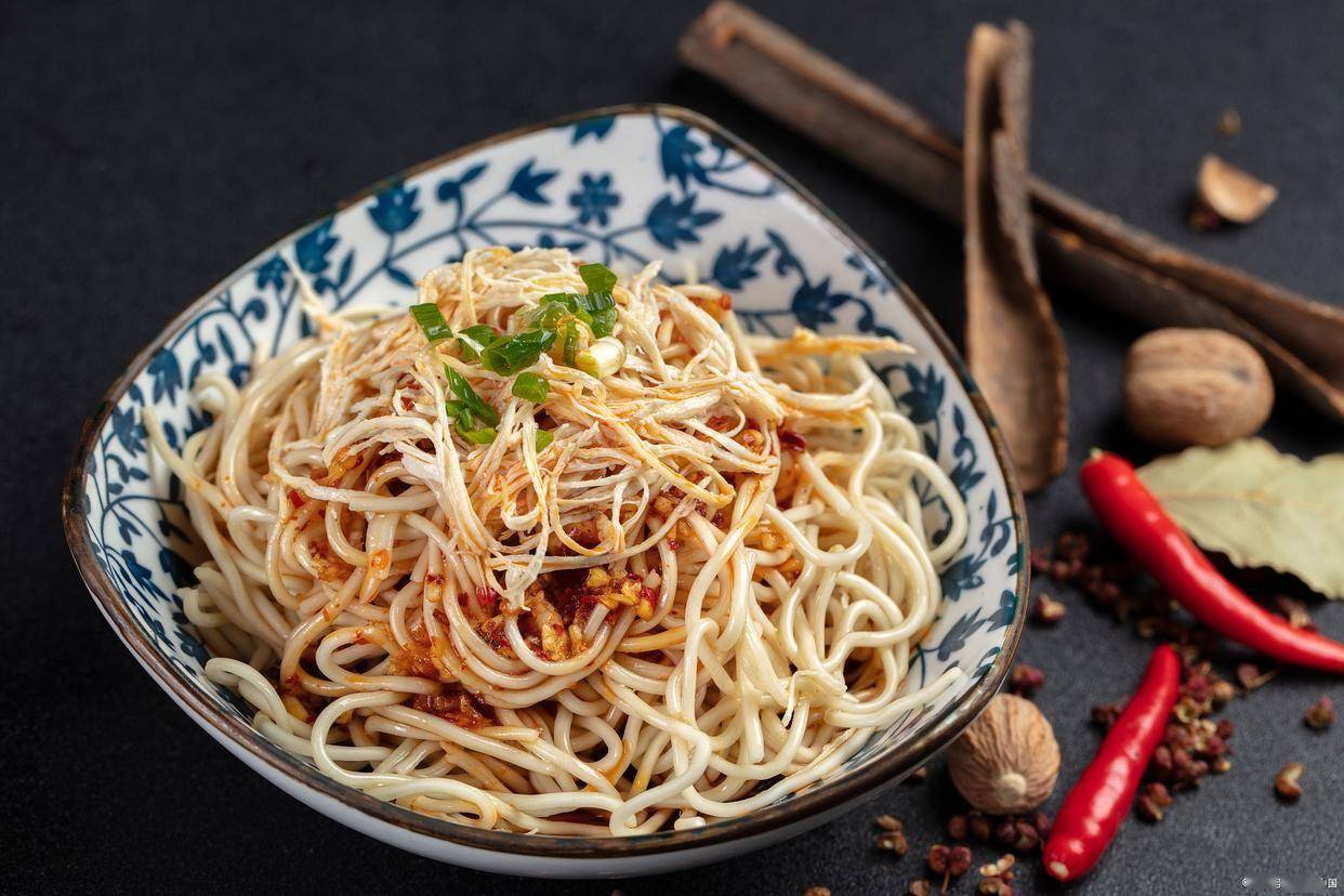 一碗热腾腾的姜醋面片儿,面片筋道,姜丝清晰可见,汤汁酸辣诱人 姜醋面片儿成品展示