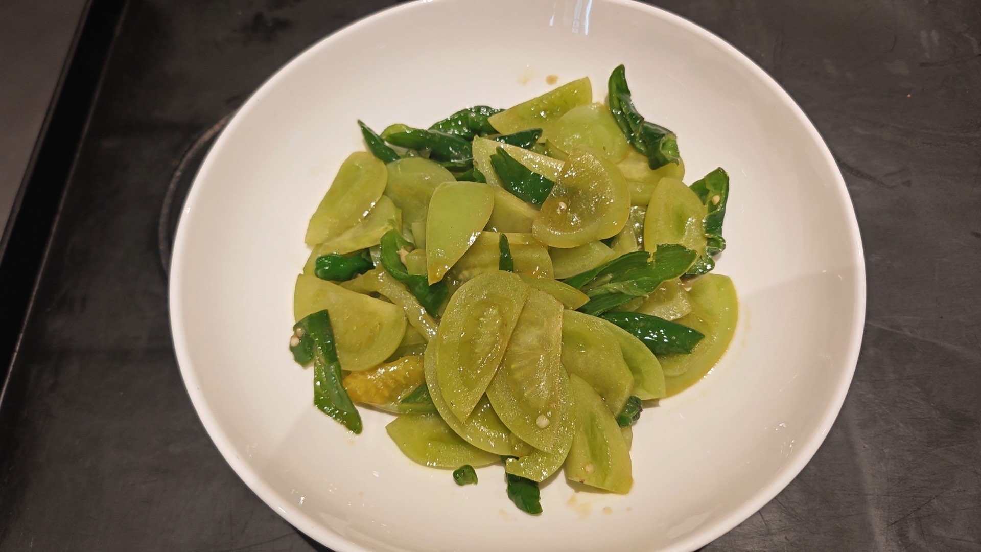 清炒洋茄所需食材摆盘展示,包括青茄、大蒜、生姜、小米辣等 清炒洋茄食材展示图