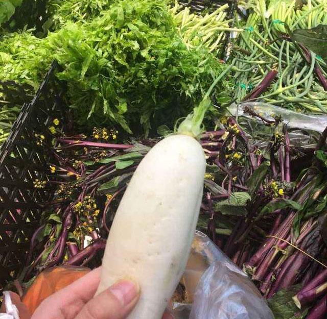 市场上陈列的各种彩色萝卜组合图
