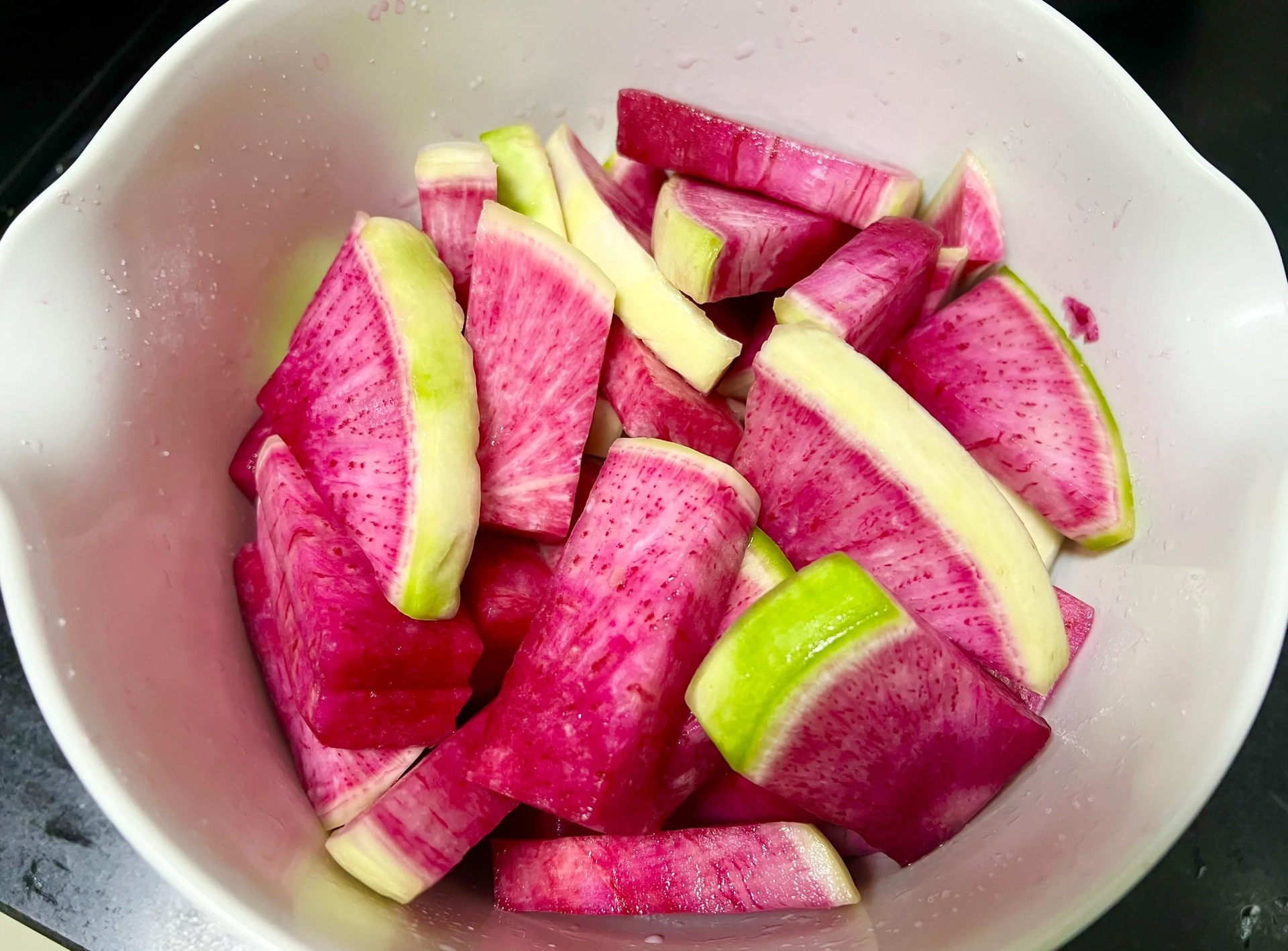 红皮红心萝卜切片后用于沙拉摆盘,色彩鲜艳,美观可口 红皮红心萝卜用于沙拉摆盘的图片