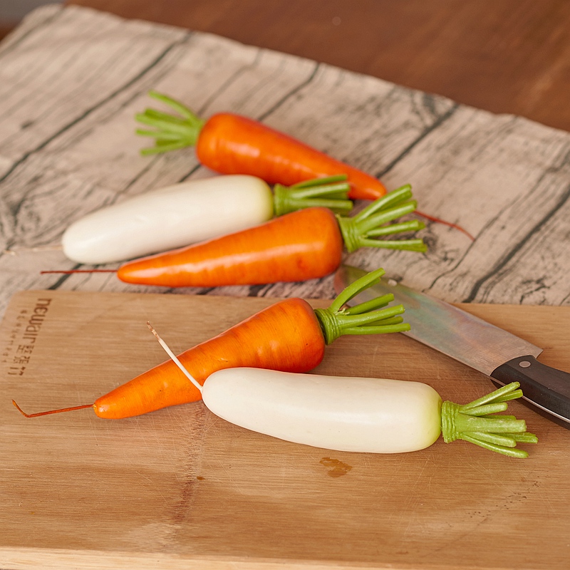 一张红皮白心萝卜在厨房操作台上的摆放图,背景为厨房环境,光线自然,萝卜整齐摆放,旁边有刀具和砧板 红皮白心萝卜在厨房中的摆放图