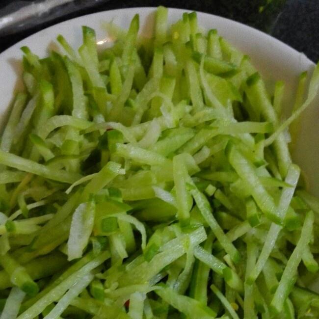 鲜参凉拌菜摆盘图