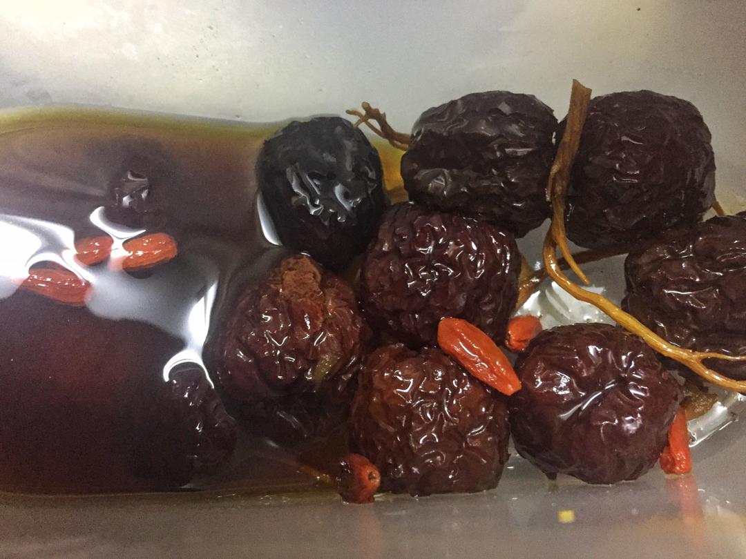 展示醋北柴胡与瘦肉、枸杞、红枣搭配煲汤的实景图,突出食材搭配与成品色泽 醋北柴胡药膳煲汤示意图