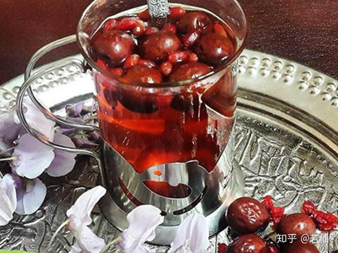 金丝皇菊与红枣干并列摆放的高清特写