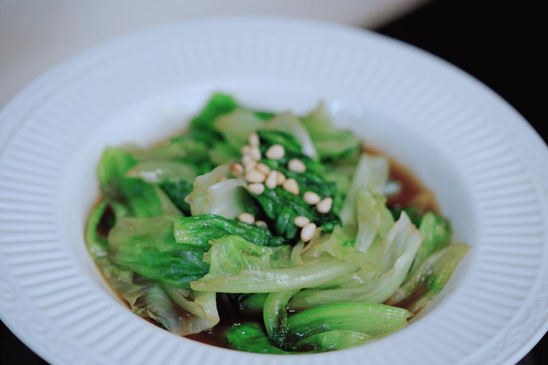 蒸好的松花菜与野菜混合菜品,色泽翠绿,香气扑鼻 蒸好的松花菜野菜成品图