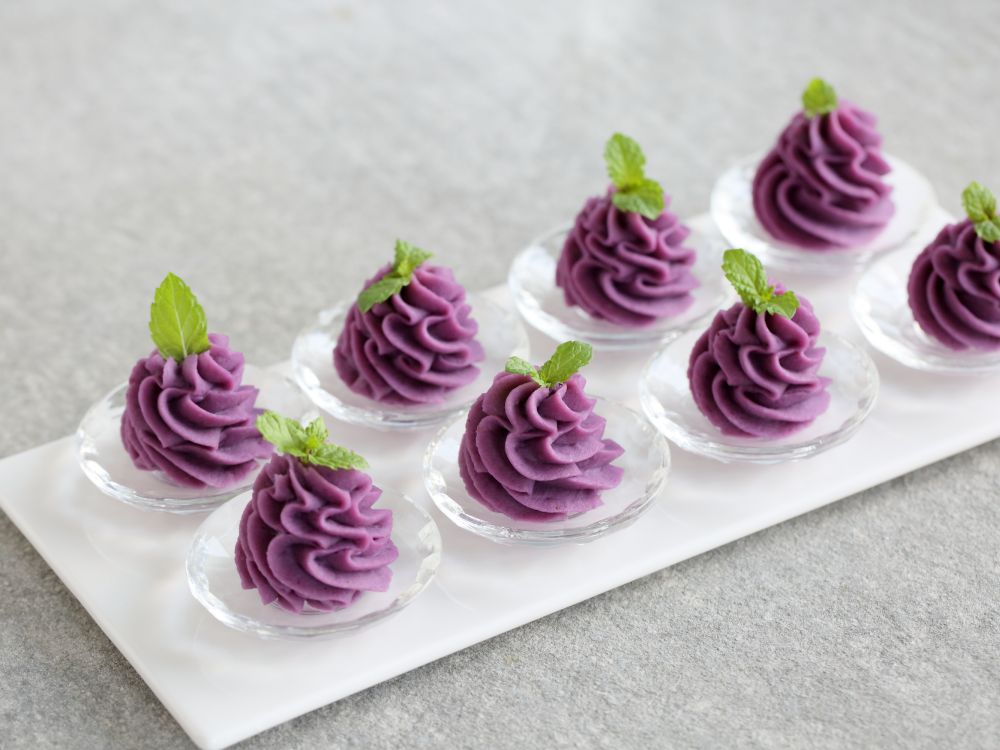紫薯制成的健康甜点摆盘图