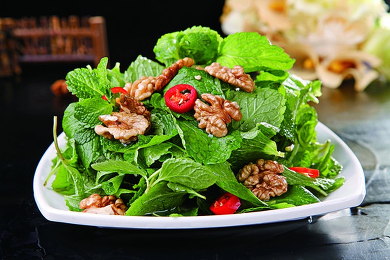 黄金梨酸奶沙拉成品展示,配有核桃仁与薄荷叶装饰 黄金梨酸奶沙拉成品图