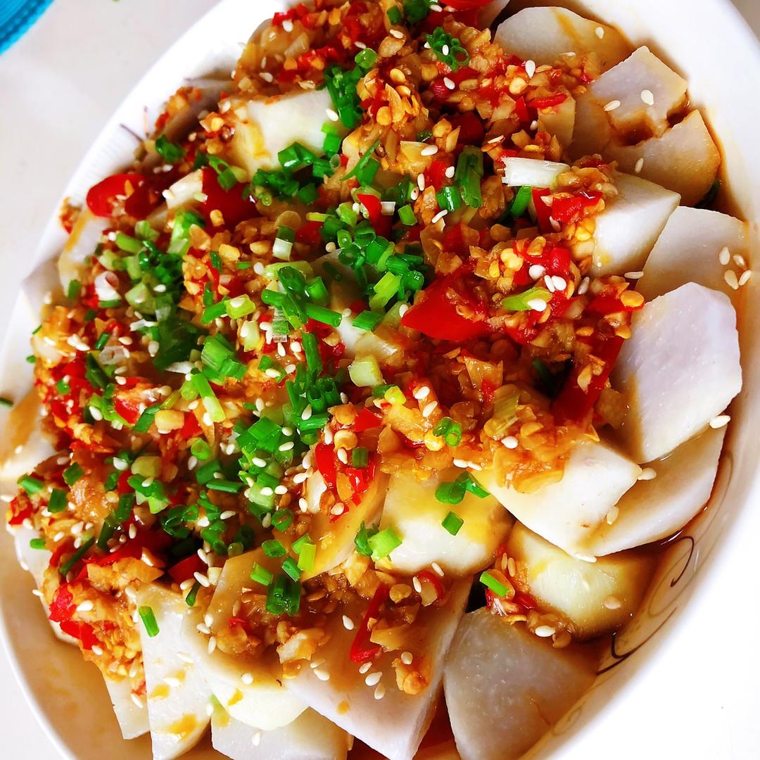 红皮萝卜切片与调料搭配的图片