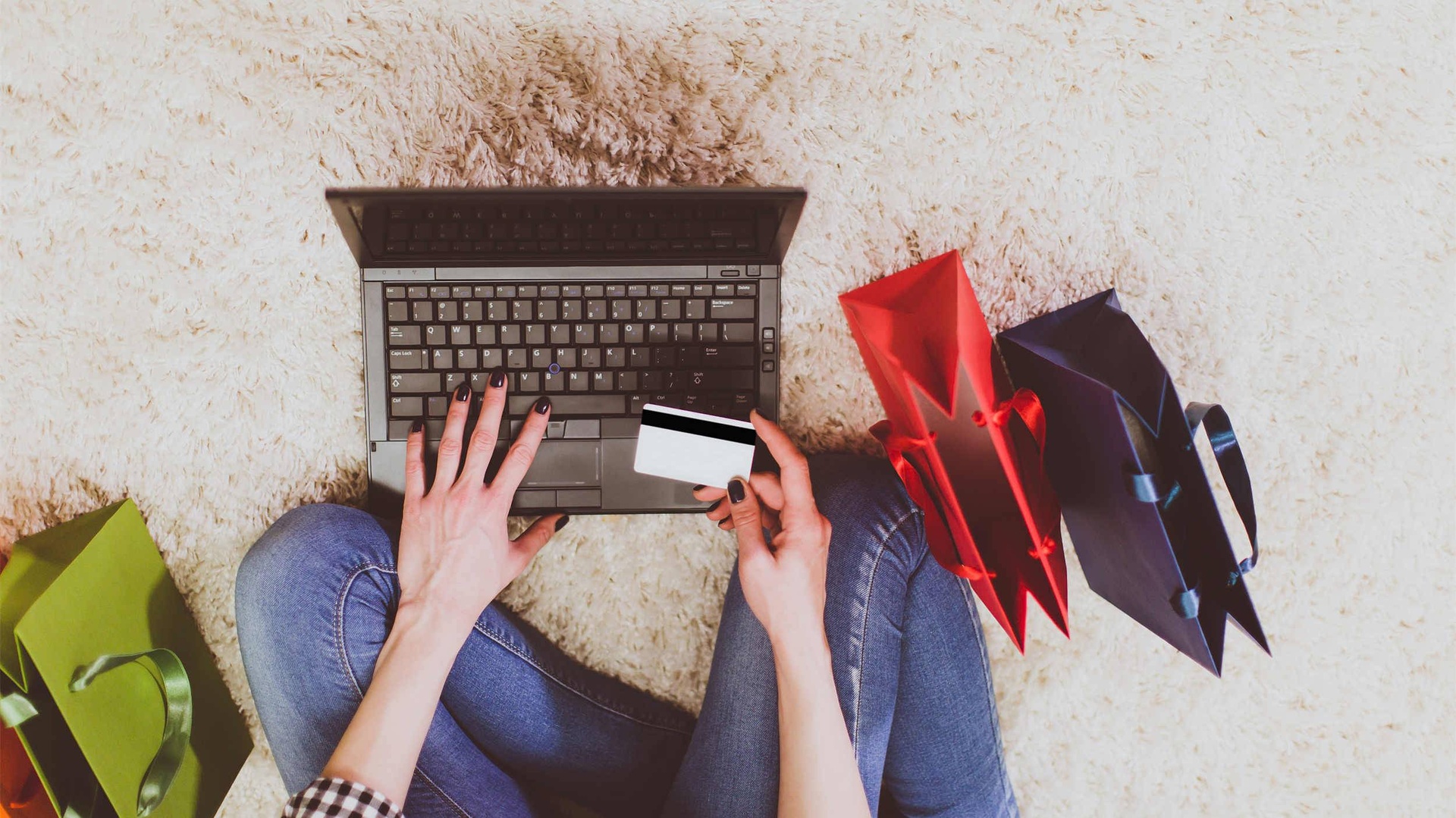 一个年轻人使用白条类APP进行消费支付的场景,背景是购物车和电子账单 白条羊概念图