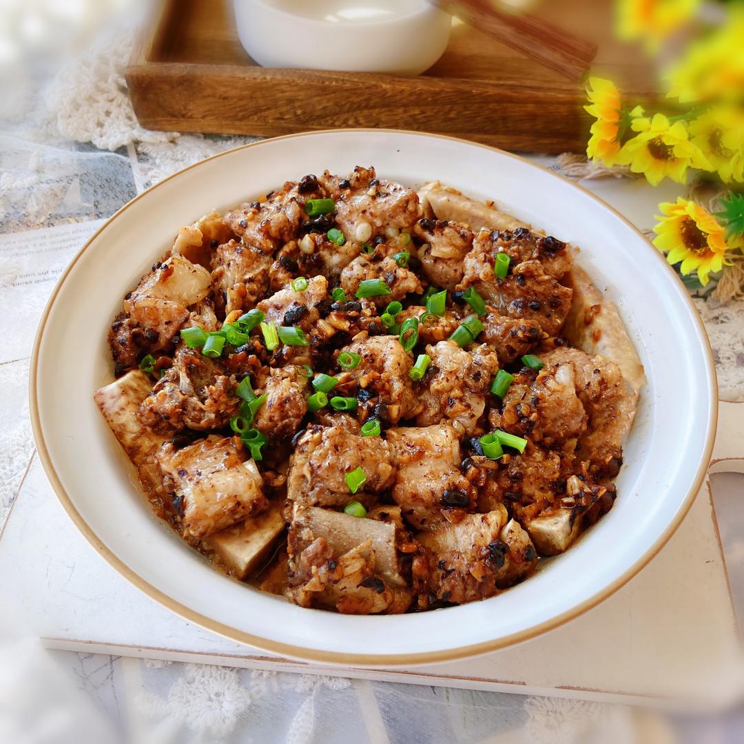 蒜蓉香芋蒸排骨所需食材,包括排骨、香芋、大蒜、生姜等,整齐摆放在案板上 蒜蓉香芋蒸排骨食材准备