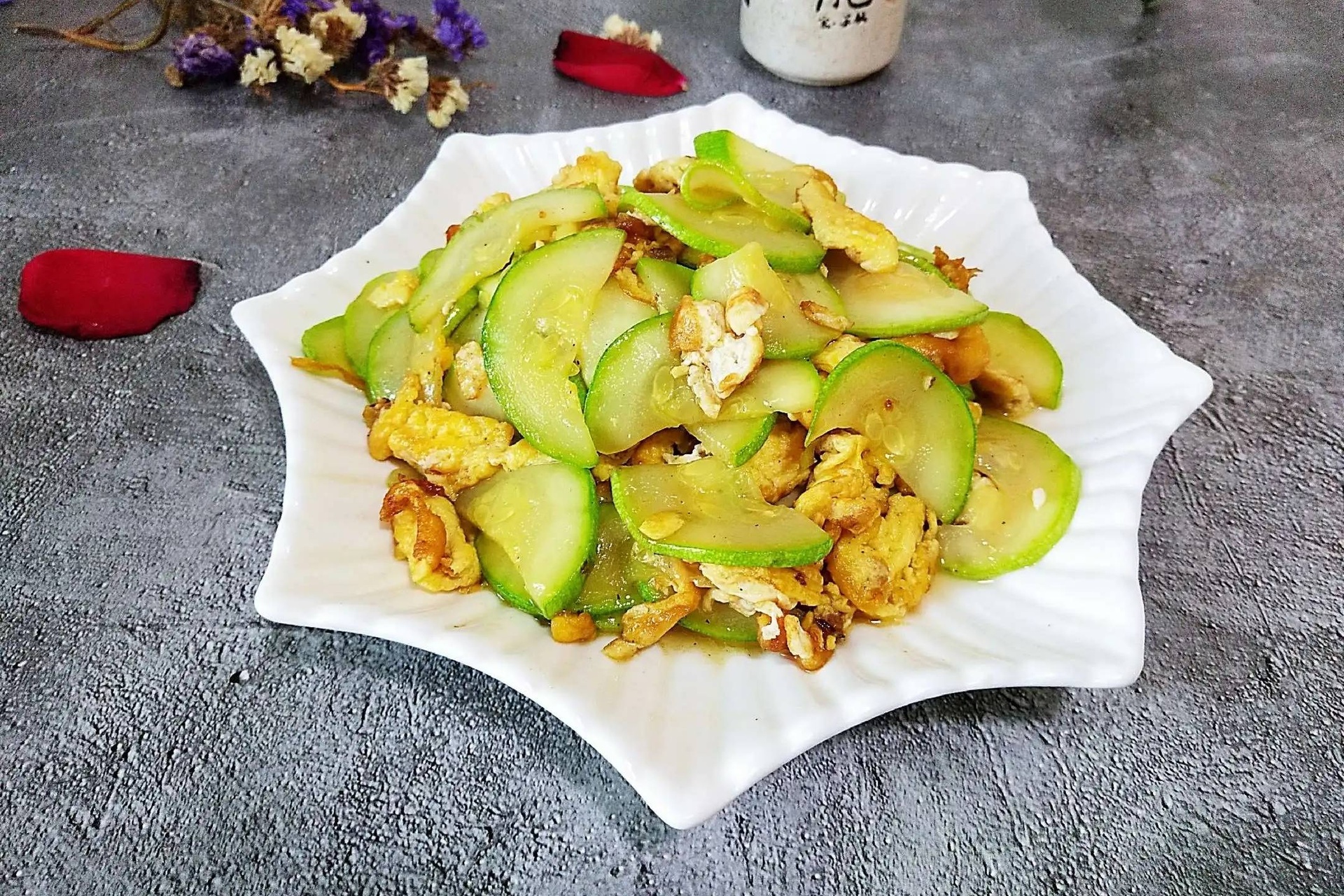 丝瓜花菜肴成品图