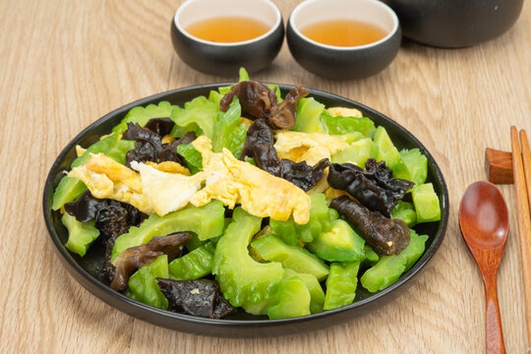 苦瓜与其他蔬菜搭配的健康餐盘