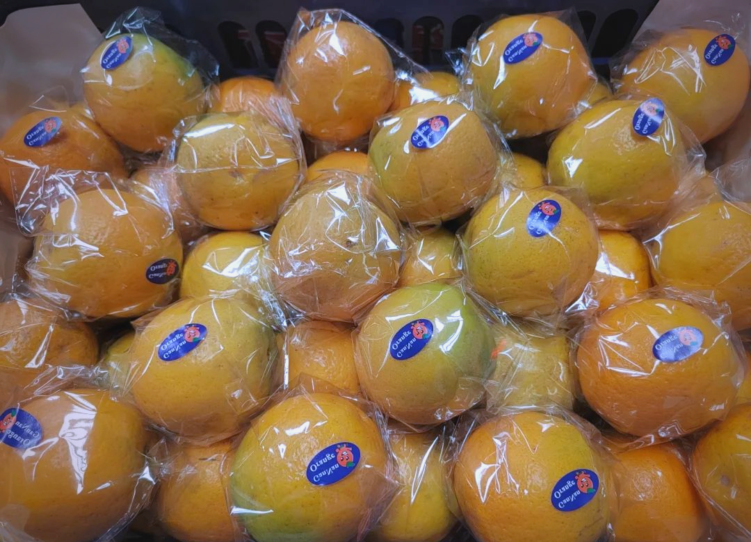 超市货架上的甘草金桔包装产品展示