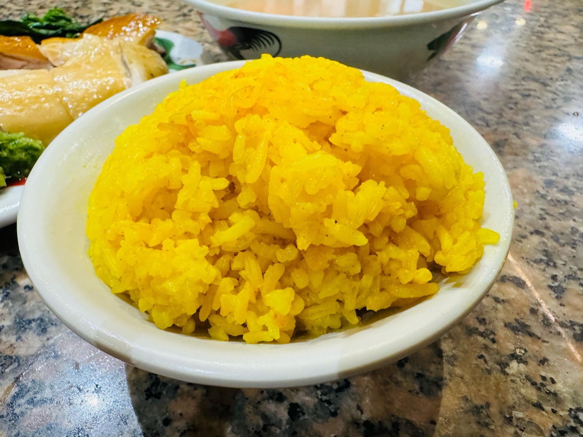 成品鸡腿与大葱装盘图