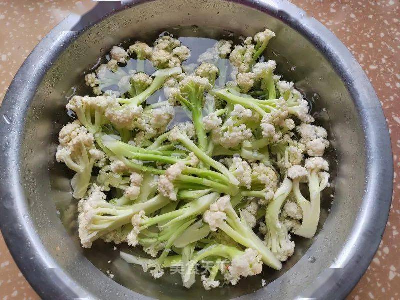展示菜花切块、焯水的步骤过程 菜花切块与焯水过程