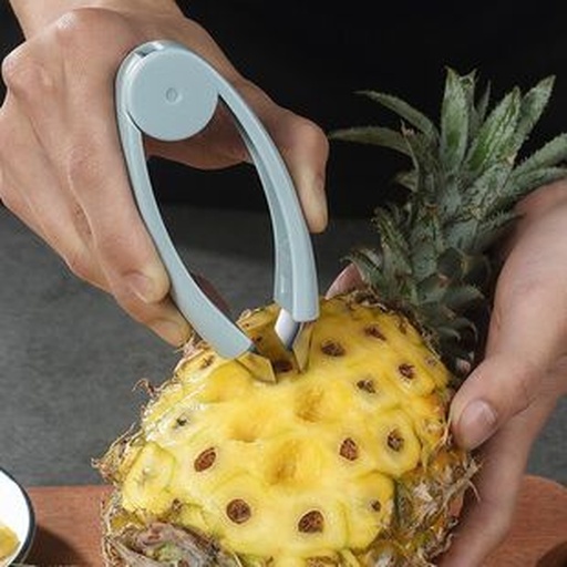 菠萝去皮与挖眼过程
