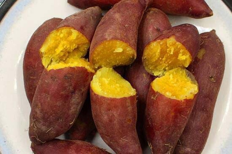 烤制后的紫心蜜薯切开图