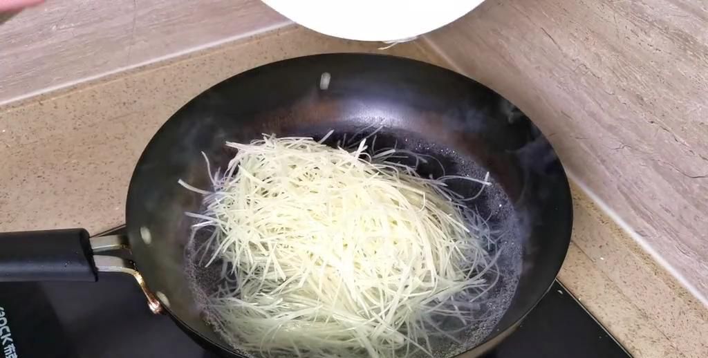 山芹土豆丝翻炒过程