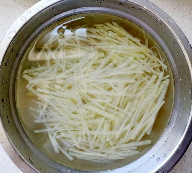 土豆丝浸泡在清水中以防止氧化变色 切好的土豆丝浸泡在清水中保存